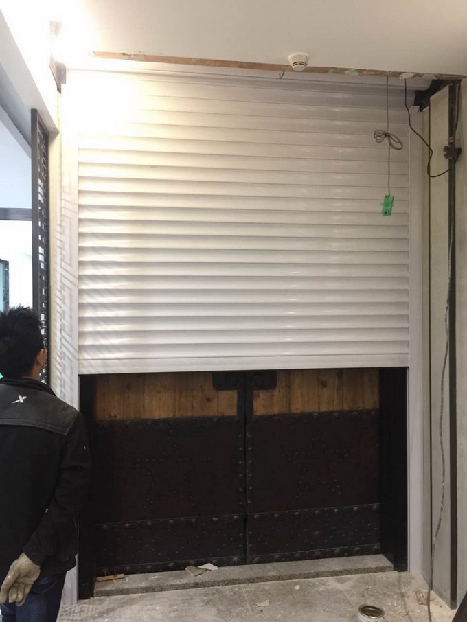 鋁合金卷閘門定制.jpg 鋁合金卷閘門定制.jpg